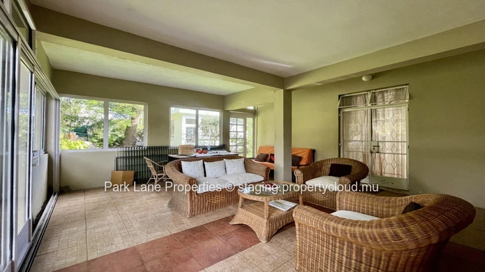 <br/>Floréal character home to renovate – Prime location with studio