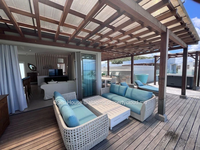 Oceanfront penthouse, 2 bedrooms with en suite bathrooms, direct access to the sea, jacuzzi, terrace, panoramic sea v...