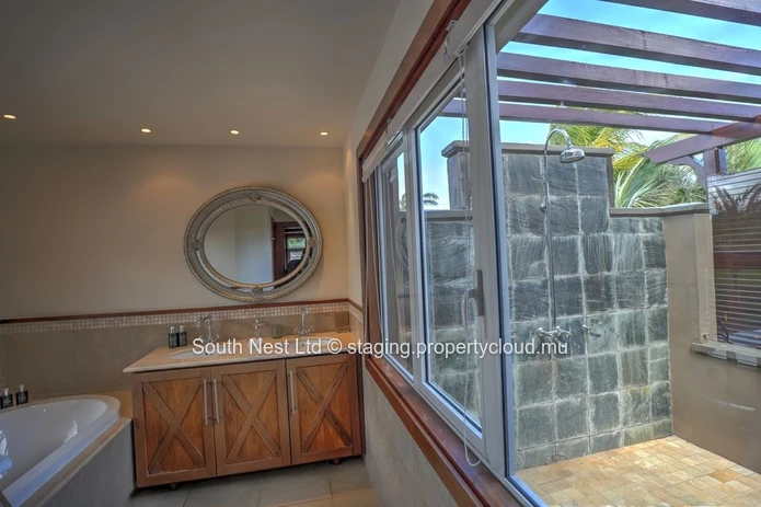 Exceptional Villa with sea view and beach access 