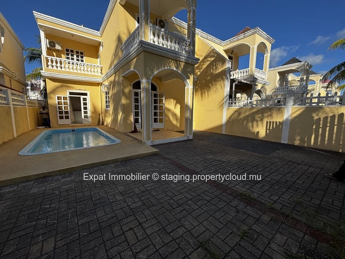Duplex with swimming pool in a secure residential complex – Péreybère