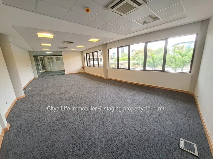 Bureau à louer à Ebène, 100m², climatisé, alarme incendie, parking gardé, proche écoles, Rs 78 400.