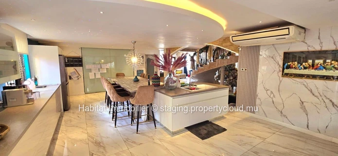 Cette splendide maison non meublée de 505 m², sur un terrain de 147 toises, est située sur la route royale à Baie du ...