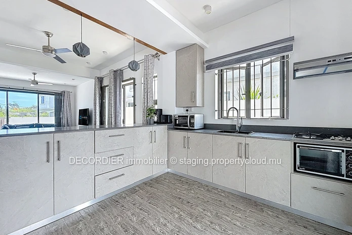 Découvrez cette maison idéalement située et sécurisée
