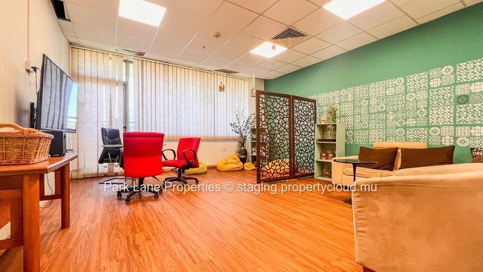 Experience Excellence: Your Panoramic Office in Ebene!