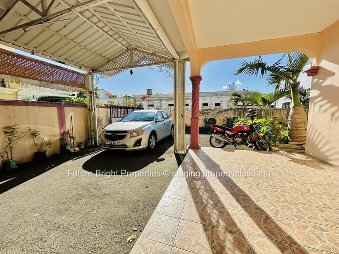 À Vendre – Élégante et Spacieuse Maison Familiale dans un Morcellement Paisible