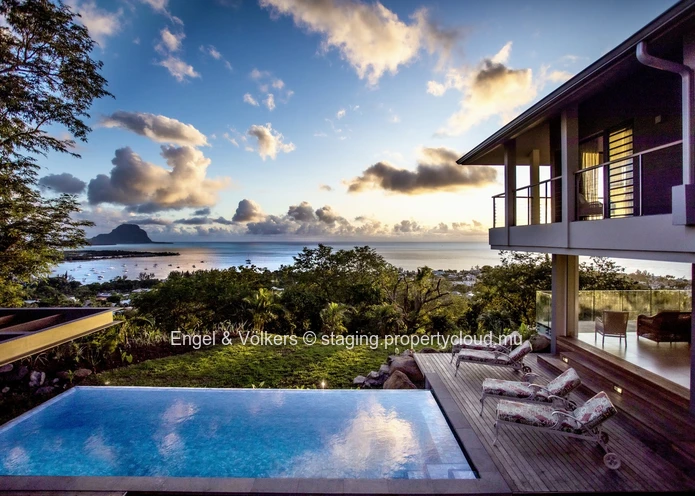 Luxurious Villa with Breathtaking Panoramic Sea Views