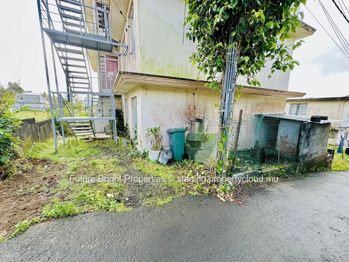 À vendre : Maison de 3 étages avec 6 chambres, idéale pour un investissement.