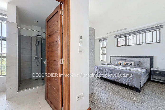 Découvrez cette maison idéalement située et sécurisée