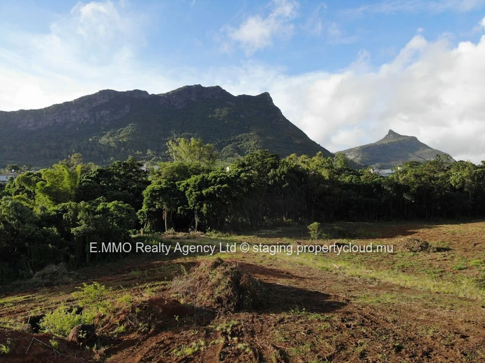 Terrain résidentiel à vendre à Moka, Vue Montagne, proche écoles, bus et magasins. Prix Rs