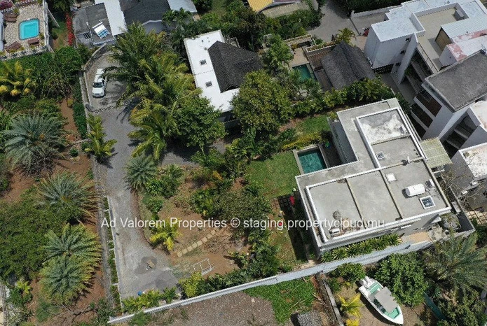 Maison à vendre à Rivière Noire - Black River, 300m² habitables, terrain 1.350m², piscine privée, proche écoles, clin...
