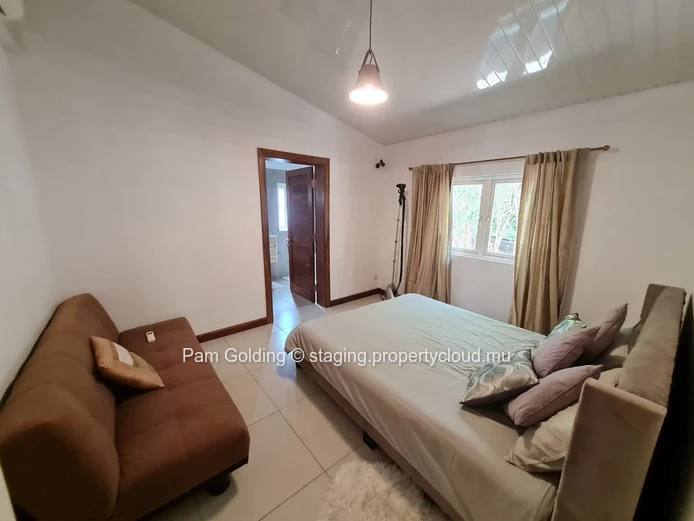 Bright 4-Bedroom Family Home with Garden & Pool
