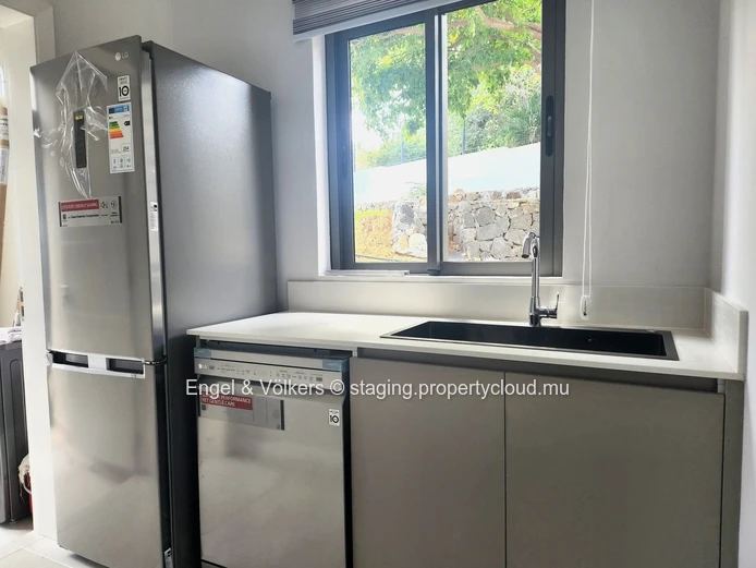 Spacious 3 bedroom apartment with communal pool
