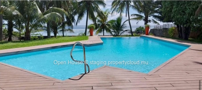 PIEDS DANS L'EAU #  Marché local # 250m² habitable, 2.600m² terrain, 3 chambres, piscine, jardin, véranda # Dépendanc...