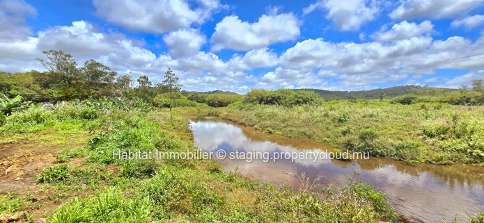Discover this beautiful residential plot of 288 toises in Midlands, ideally located by the river, offering a peaceful...
