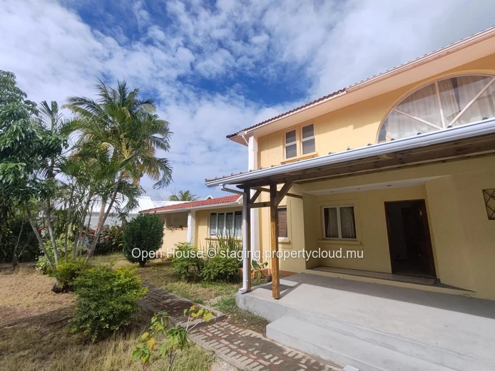 VILLA MAURICIEN à vendre à Tamarin, Rivière Noire. Surface habitable 600m², terrain 1,477m², 5 chambres, bureau, pisc...