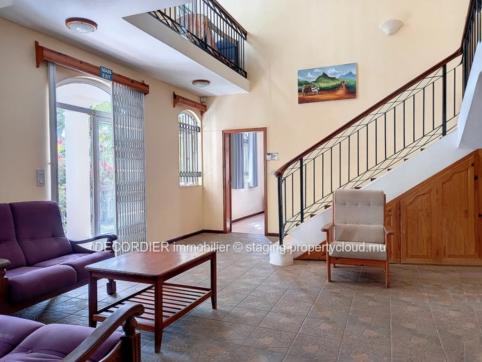 Grande maison meublée avec piscine et dépendance
