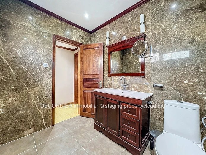 Contemporary house with swimming pool and garden - Accessible to foreigners