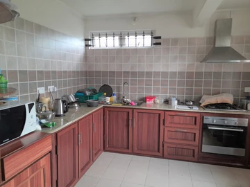 5 Bedroom House