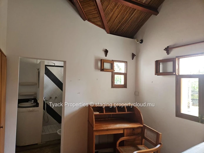 Villa for Sale in Pereybere – Spacious Home with Pool and Garden