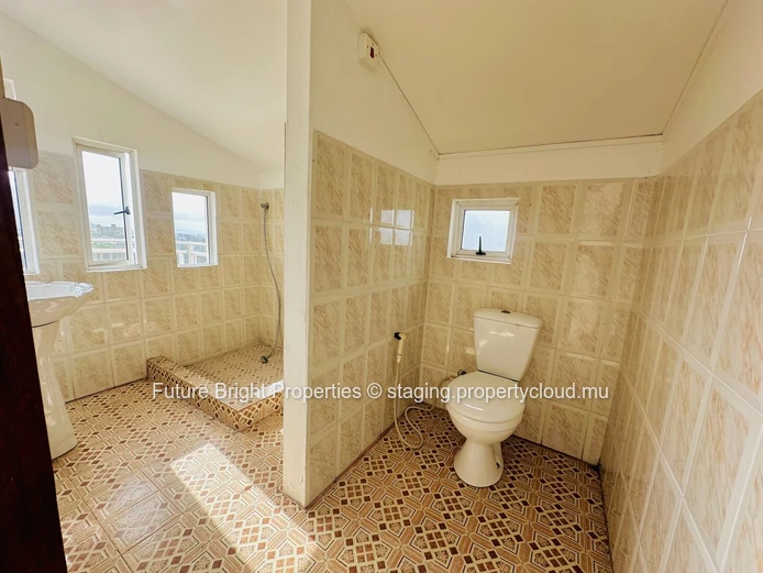 À vendre : Maison de 3 étages avec 6 chambres, idéale pour un investissement.