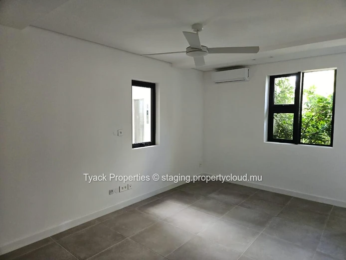 3-Bedroom Villa with Private Garden & Pool Access – Pointe aux Canonniers