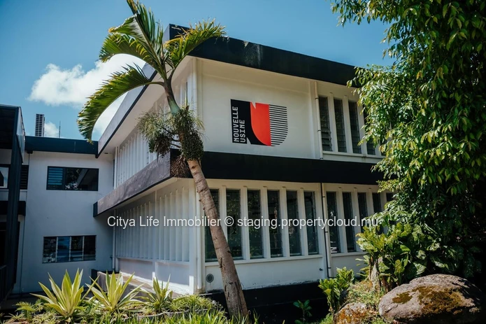 "Spacious Floréal Office for Rent with Prime Location and Amenities - 148m² at Rs 90,280"