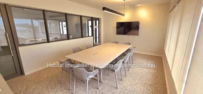 Unfurnished office of 80m2 + a mezzanine of 17m2, located in a newly built Business Park in Calebasses