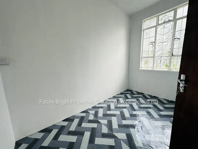 À vendre : Maison de 3 étages avec 6 chambres, idéale pour un investissement.