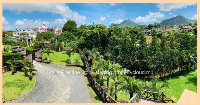 Gorgeous Riverside Cottage Priced To Sell - Sellers Are Ready To Move On! Located in Prime Position!