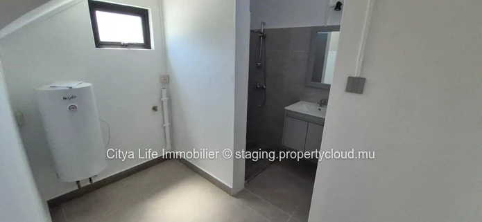 Maison à vendre à Grand Gaube, 250m², terrain de 520m², 4 chambres, piscine privée. Prix : Rs.