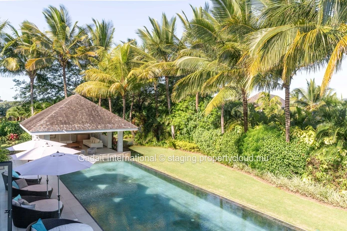 Magnifique propriété de 1972m² avec piscine, jardin et vue panoramique à Anahita