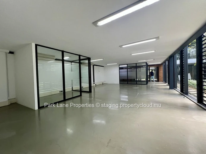 Modern office space in Phoenix – ground floor + mezzanine – strategic location & green surroundings