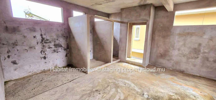 Unfinished family house, very spacious, of 420m2 on a plot of 219 toises, located in the center of Curepipe