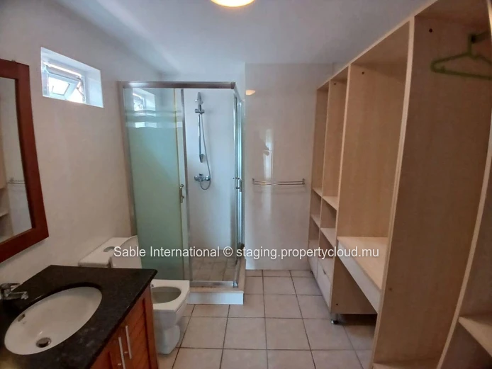 Villa for Rent in Péreybère with Communal Pool, Garden, and Modern Amenities - Ideal for Families