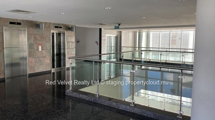 Bureau(x) à vendre à Ebène, 1200m², 250 bureaux, aménagements luxueux, services à proximité, prix Rs.