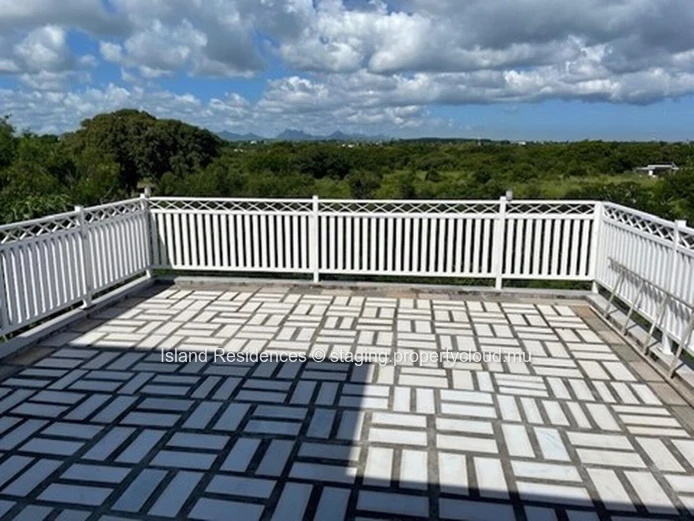 Stunning 300m² Calodyne Home with Office Space, Parking, and Rooftop Access