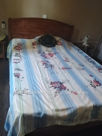 Jolie maison de charme avec toit 2 pans et charpente apparente dans un environnement calme et proche des commerces