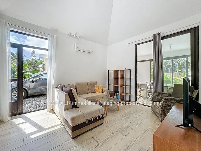 À vendre élégante maison de plain-pieds avec piscine