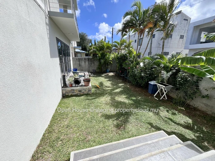 MAURITIAN VILLA in Grand Baie, 300m² living space, 353m² land, 3 bedrooms, office, garden, parking, close to schools,...