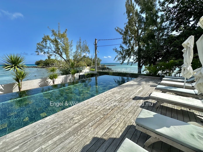 Modern & Convenient Beachfront Apartment