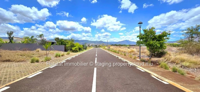 Big plot of 570 toises (2,166 m2 / 51 perches), located in the gated community “West Cape”, in Tamarin
