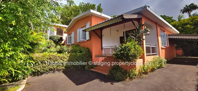 Découvrez cette charmante maison non meublée d'environ 200 m² à Curepipe