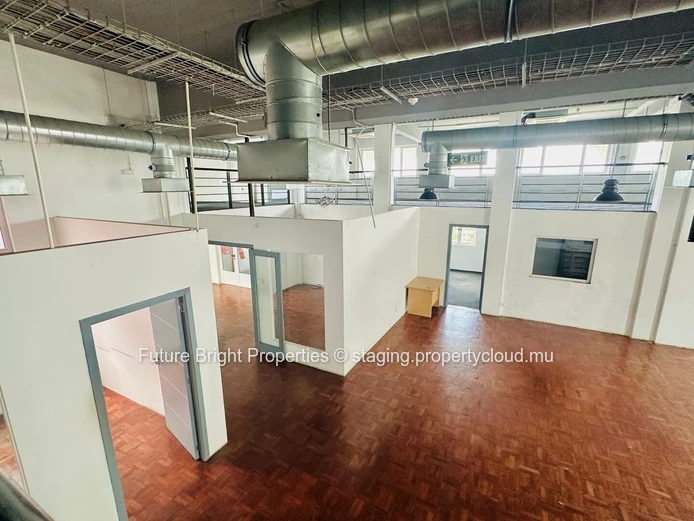 Bienvenue dans un espace de bureau vaste et polyvalent situé au cœur de Rose Hill.
