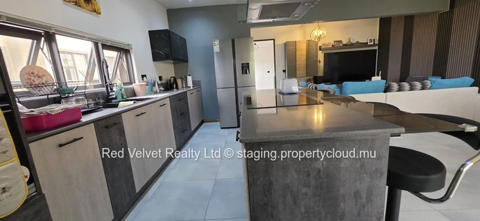 Maison de ville de luxe meublée avec 3 chambres, terrasse sur le toit et jacuzzi – Flic en Flac | Rs 15M
