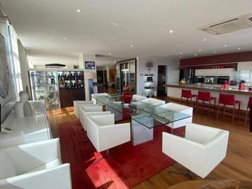 6 Bedroom Apartment