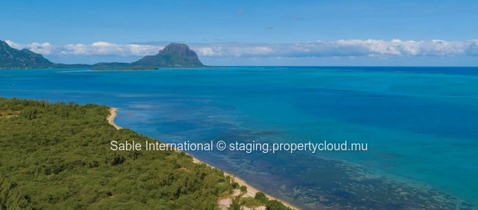 Luxury Beachfront Penthouse with Private Pool in Rivière Noire! Sea Views, Mountain Views, Fully Equipped 