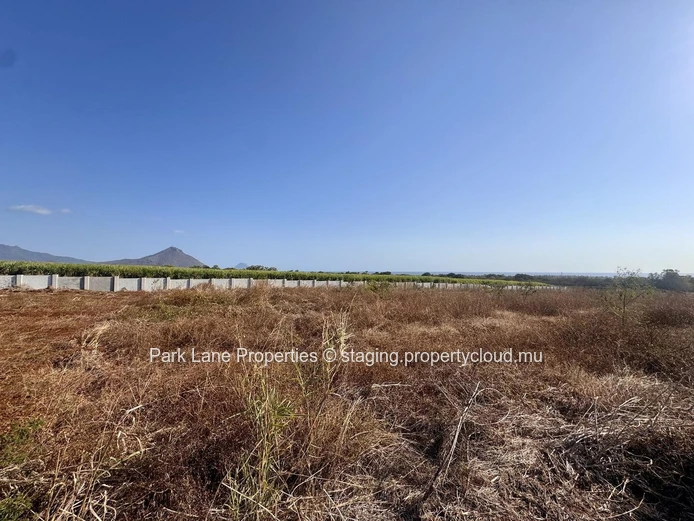 Plot close to main road to Flic en Flac