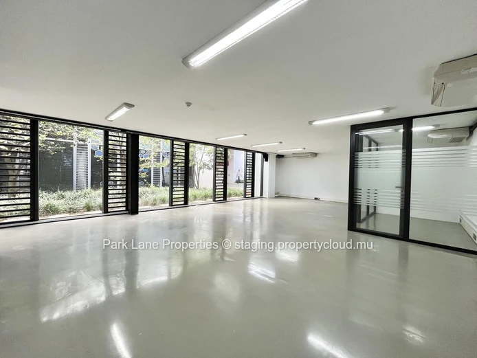 Modern office space in Phoenix – ground floor + mezzanine – strategic location & green surroundings