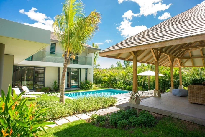 Villa avec piscine privée et jardin tropical à vendre | Rivière Noire
