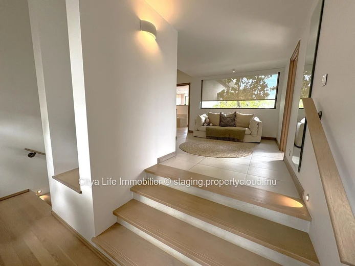 Villa SCS à vendre à Mon Choisy, 512m² habitables, 884m² terrain, 4 chambres, bureau, piscine privée. Prix : 1,850M €.